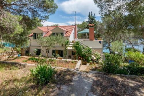 Apartments by the sea Cove Osibova Brac 20093 — 4-Star Luxury Hotel in Milna, Croatia
