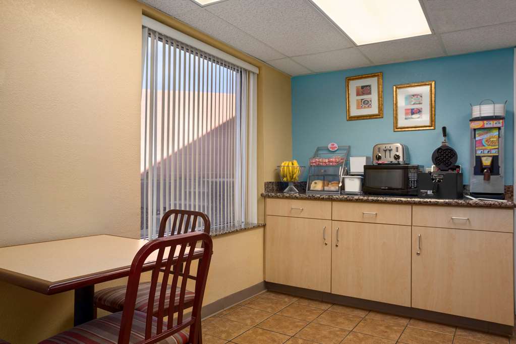 Super 8 by Wyndham Austin Downtown Capitol Area - photo 8