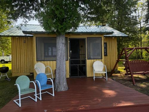 Yellow Cottage Trick's Resort — hotel in Keewatin