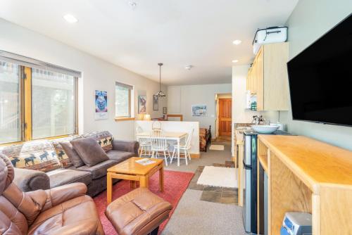 Cozy Tomboy Studio With Private Deck — Telluride