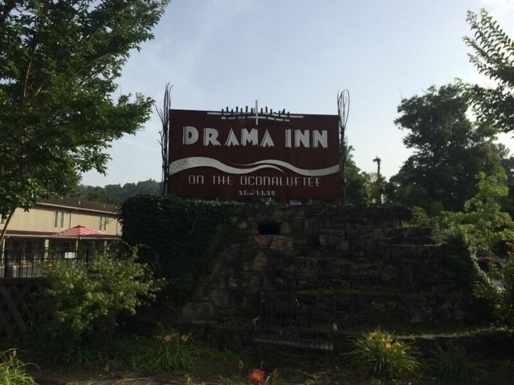 Drama Inn — Cherokee