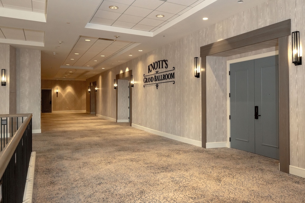 Knott's Hotel - photo 14