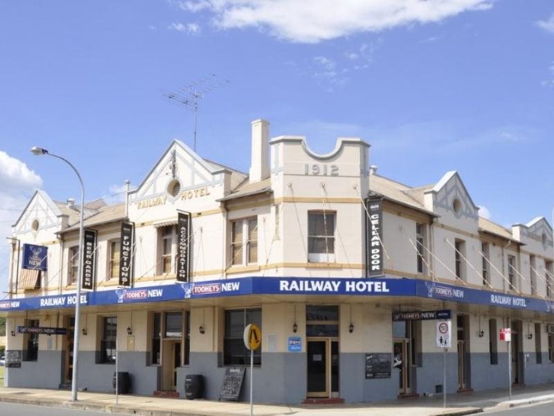 The Railway Hotel — hotel in Cessnock