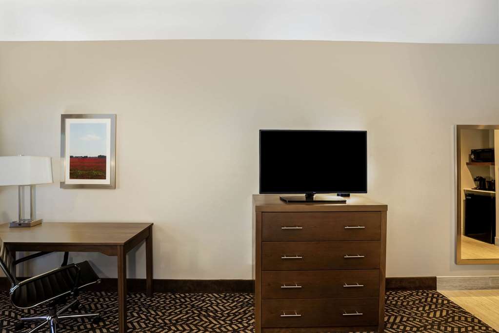 La Quinta Inn & Suites by Wyndham Tuscaloosa University - photo 19