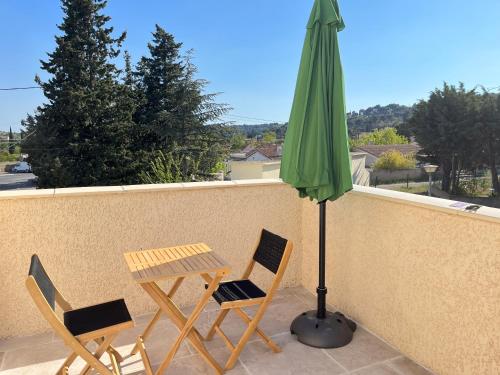 Studio terrasse avec une vue dégagée 3km Avignon in Villeneuve-Les-Avignon, France