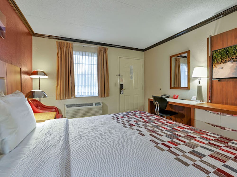 Red Roof Inn Uhrichsville - photo 6