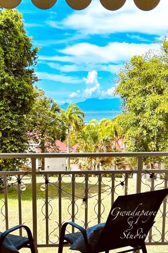 Vue Exclusive Mer et Volcan Village Vacances avec Plage et Piscine Les Gwadastudios — 4-Star Luxury Hotel in Sainte-Anne, Guadeloupe
