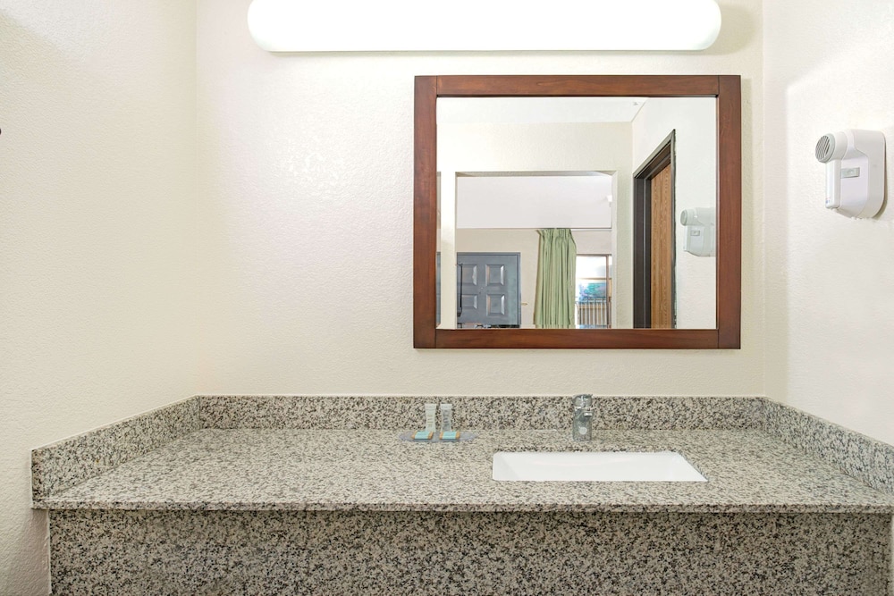 Travelodge by Wyndham Sacramento Rancho Cordova - photo 14