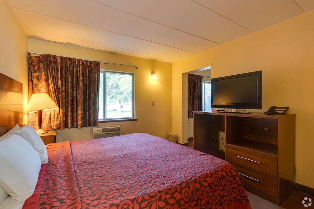 I 80 Inn & Suites - photo 6