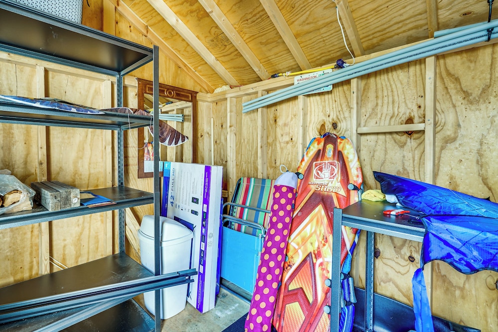 New Jersey Abode Near Theme Parks Walk to Beach — hotel in Keansburg