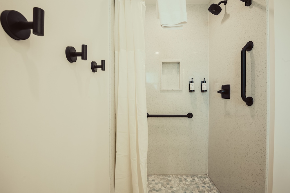 Blufftop Inn & Suites - photo 80
