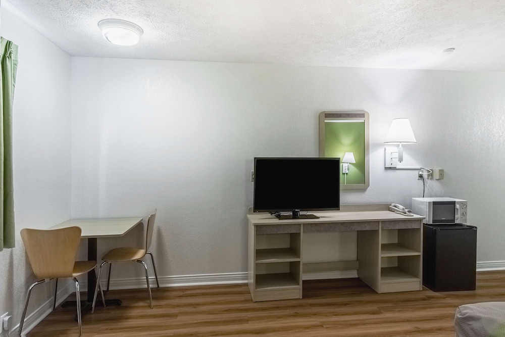 Red Roof Inn Greencastle South Cloverdale - photo 36