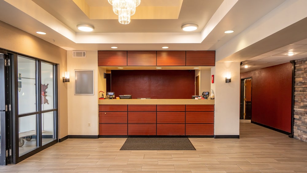 Red Roof Inn & Suites Indianapolis Airport - photo 8