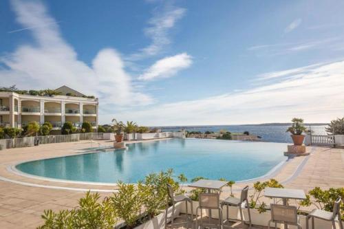 Apartment with AC terrace sea view swimming pool parking BENAKEY — 4-Star Luxury Hotel in Cannes, France