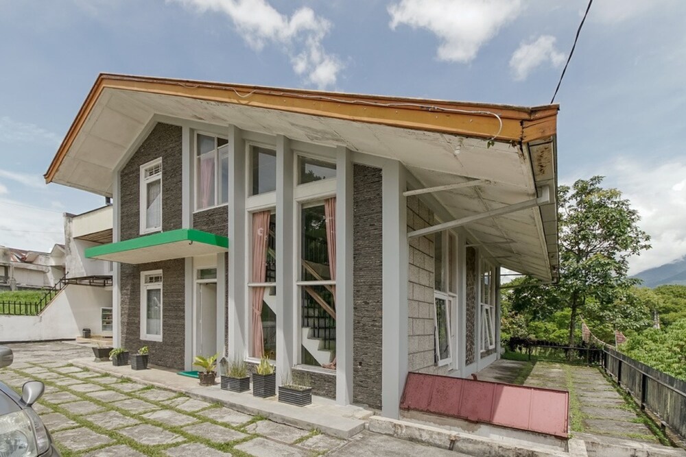 RedDoorz near Ngarai Sianok Bukittinggi in Bukittinggi, Indonesia