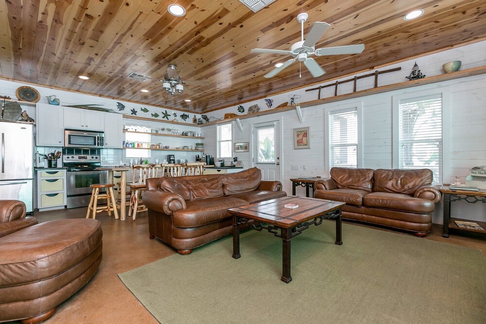 4BR Village Walk House Pool by RedAwning — 4-Star Luxury Hotel in Port Aransas, United States