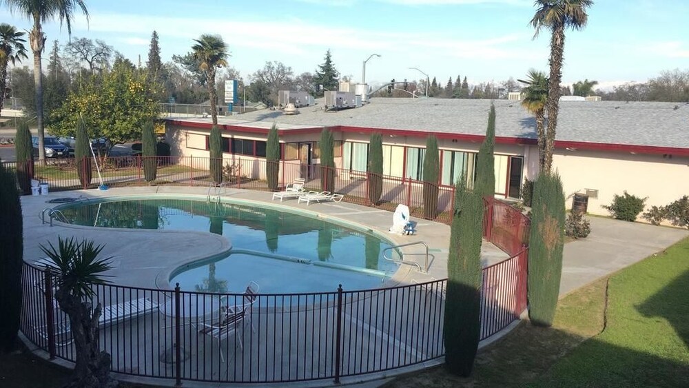 Majestic Inn - photo 19