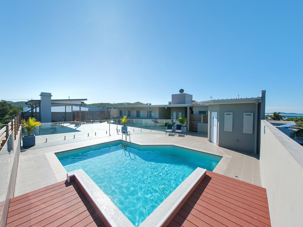 Footprints 1 6 10 Market Street Surfside Apartments — 4-Star Luxury Hotel in Fingal Bay, Australia