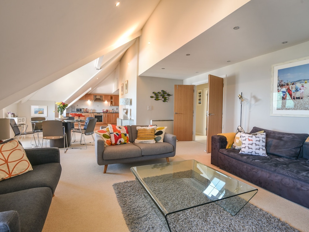 13 Buckfields — 4-Star Luxury Hotel in Lyme Regis, United Kingdom