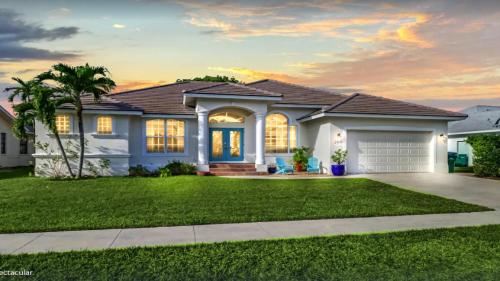 5BR Beach House Private Pool Beach Access Included — 4-Star Luxury Hotel in Marco Island, United States