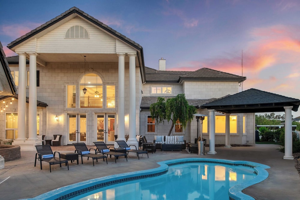 Grand Contento by AvantStay Extraordinary Estate w Pool Movie Room - photo 2