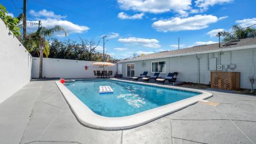 Relax in Lakeland Home Swim Pool Arcade LegoLand Disney Bush Garden — 4-Star Luxury Hotel in Lakeland, United States