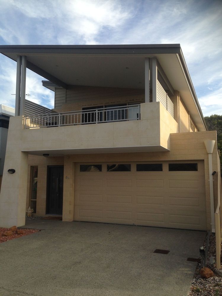Busselton Holiday Home — 4-Star Luxury Hotel in West Busselton, Australia