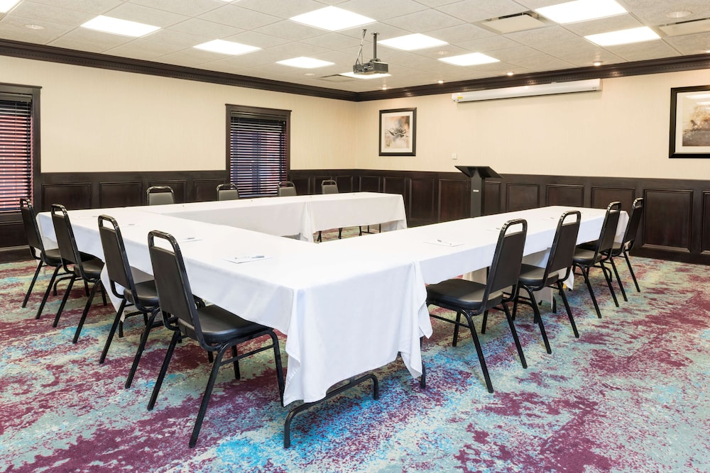Hampton Inn Detroit Roseville - photo 32