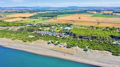 ISA Village with swimming pool and private equipped beach in Montalto Marina — hotel in Montalto Di Castro