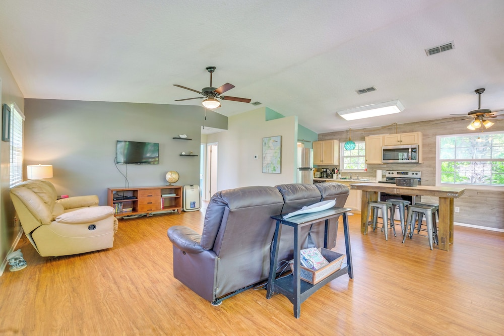 Relax Fireside: Riverfront Inglis Duplex w Dock - carbon neutral hotel in Inglis