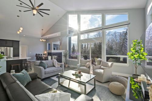 Cozy Private Hot tub Luxe Views Shiloh&Harmony in Eagle River, United States