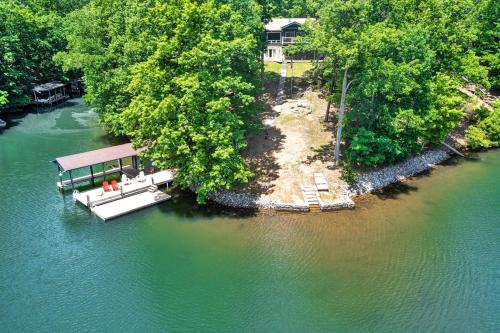 The Main House — 4-Star Luxury Hotel in Lakes, United States