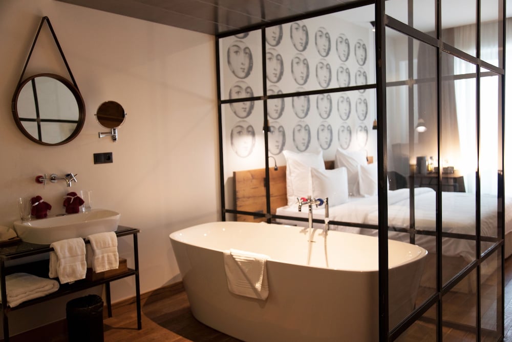 Deep soaking bathtub