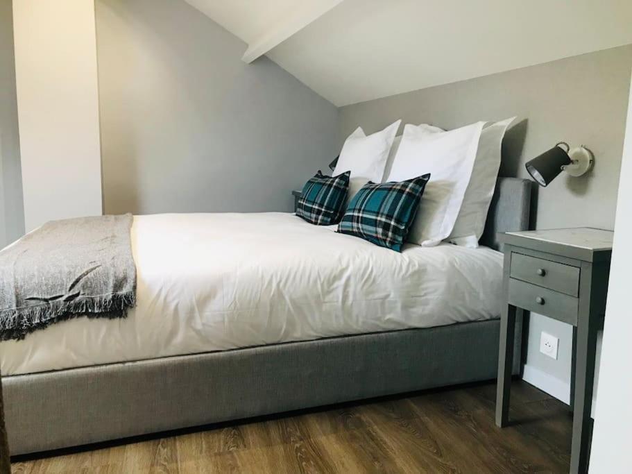 Cottage de Charme Proche de Paris — 4-Star Luxury Hotel in Fontenay-En-Parisis, France