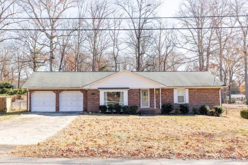 Beautiful Home. W Hot Tub. Great Location — 4-Star Luxury Hotel in Taylors, United States