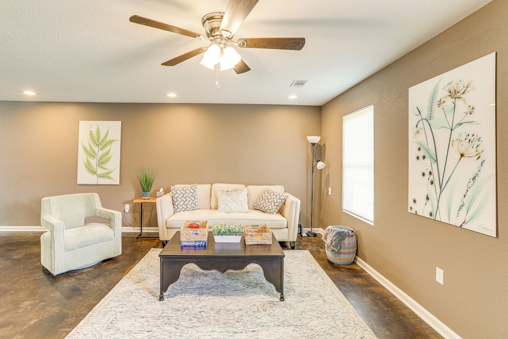 Quaint Pocahontas Townhome Central Location — 4-Star Luxury Hotel in Pocahontas, United States