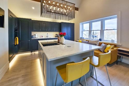 Exclusive 3 Bedroom Penthouse 2 Bath & Mezzanine