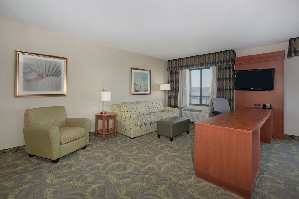 Hampton Inn and Suites Astoria - photo 9