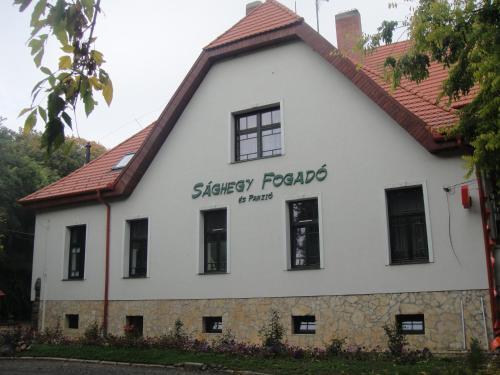Sághegy Fogadó és Panzió — hotel in Celldomolk