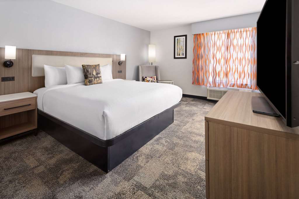 La Quinta Inn & Suites by Wyndham Atlanta South Newnan - photo 16