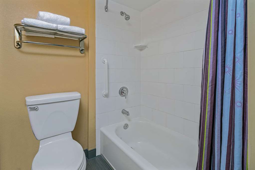 La Quinta Inn & Suites by Wyndham Naples Downtown - photo 20