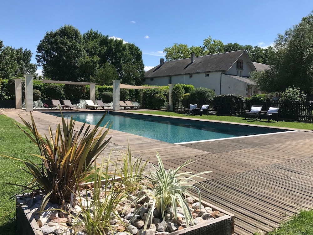 Le Pavillon Du Chateau Hotel — 4-Star Luxury Hotel in Dourgne, France