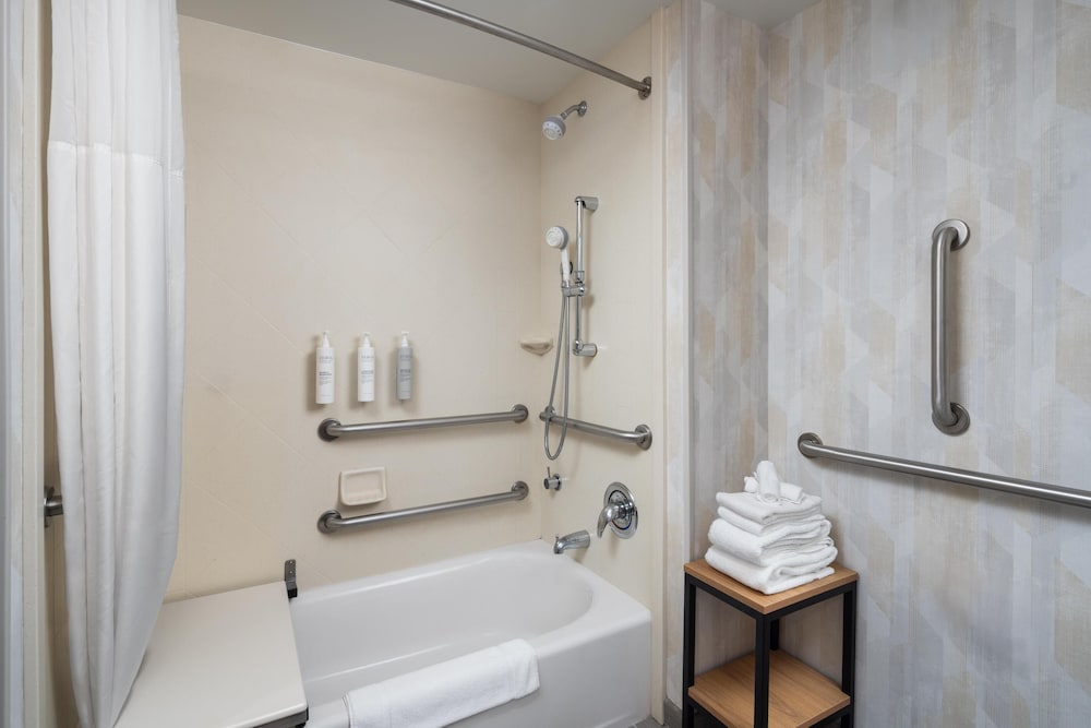 Hampton Inn Neptune Wall - photo 22