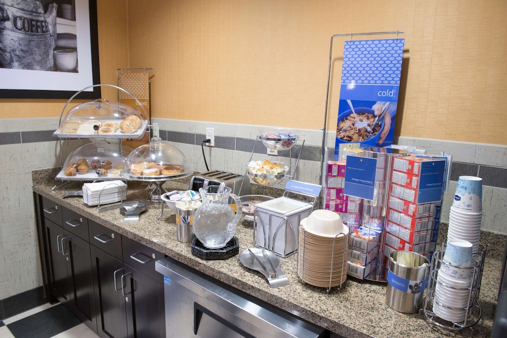 Hampton Inn & Suites Bismarck Northwest - photo 25