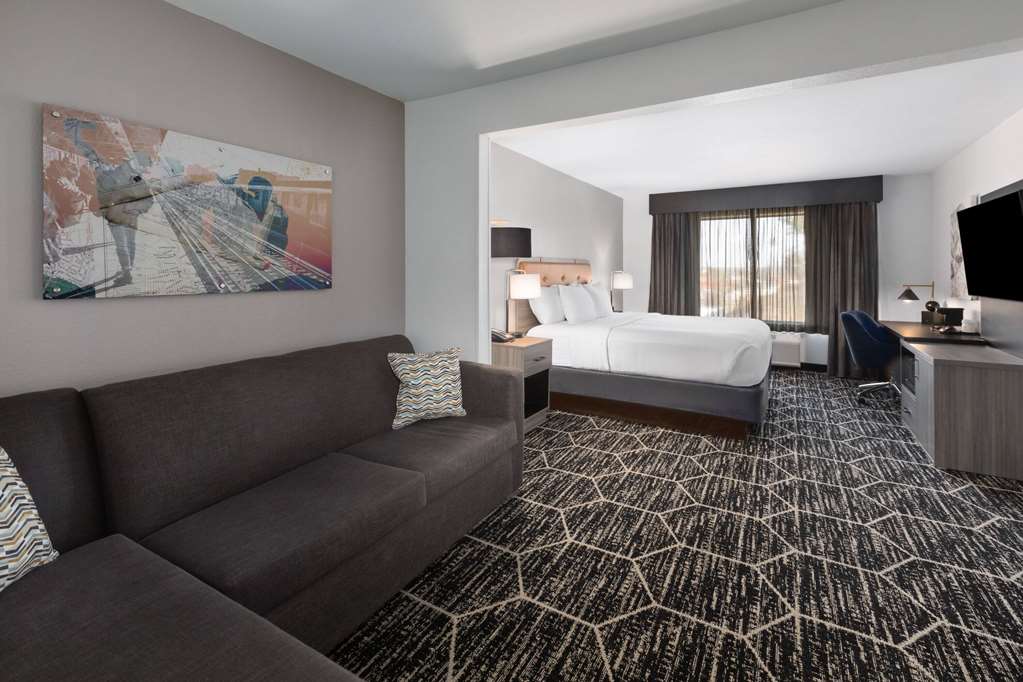 La Quinta Inn & Suites by Wyndham Meridian - photo 25