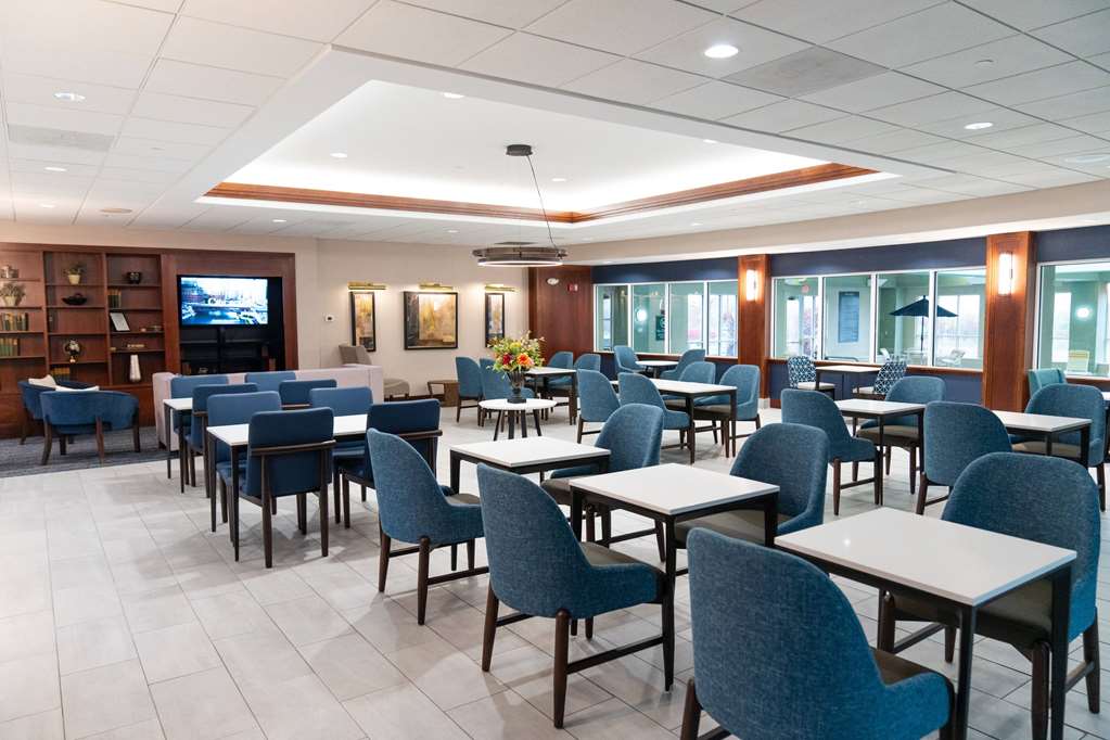 La Quinta Inn & Suites by Wyndham Bannockburn Deerfield - photo 16