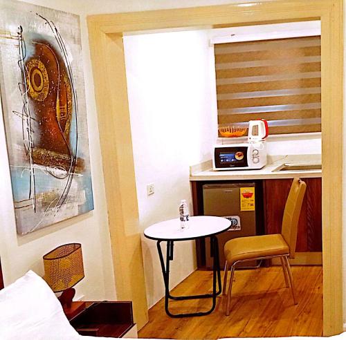 Solitaire in Unknown City, Ghana