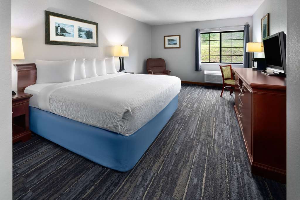 Days Inn by Wyndham Iron Mountain - photo 10