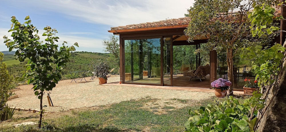 Agriturismo Casa Greppo Il Mandorlo — 4-Star Luxury Hotel in San Venanzo, Italy