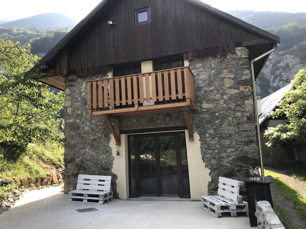 Au Sommet des Narcisses in Saint-Jean-De-Maurienne, France